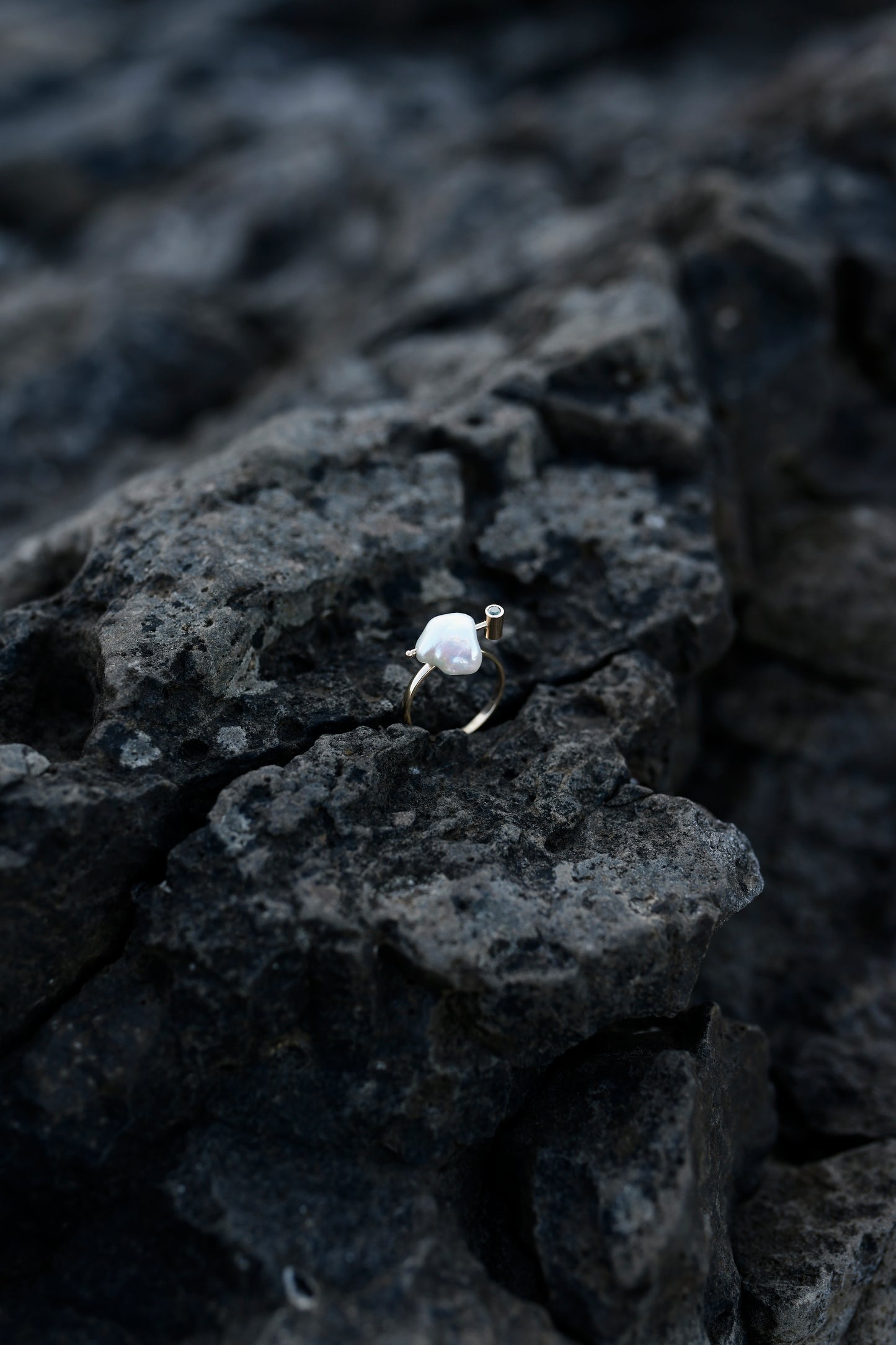 Pearl Ring w. Green And White Diamond