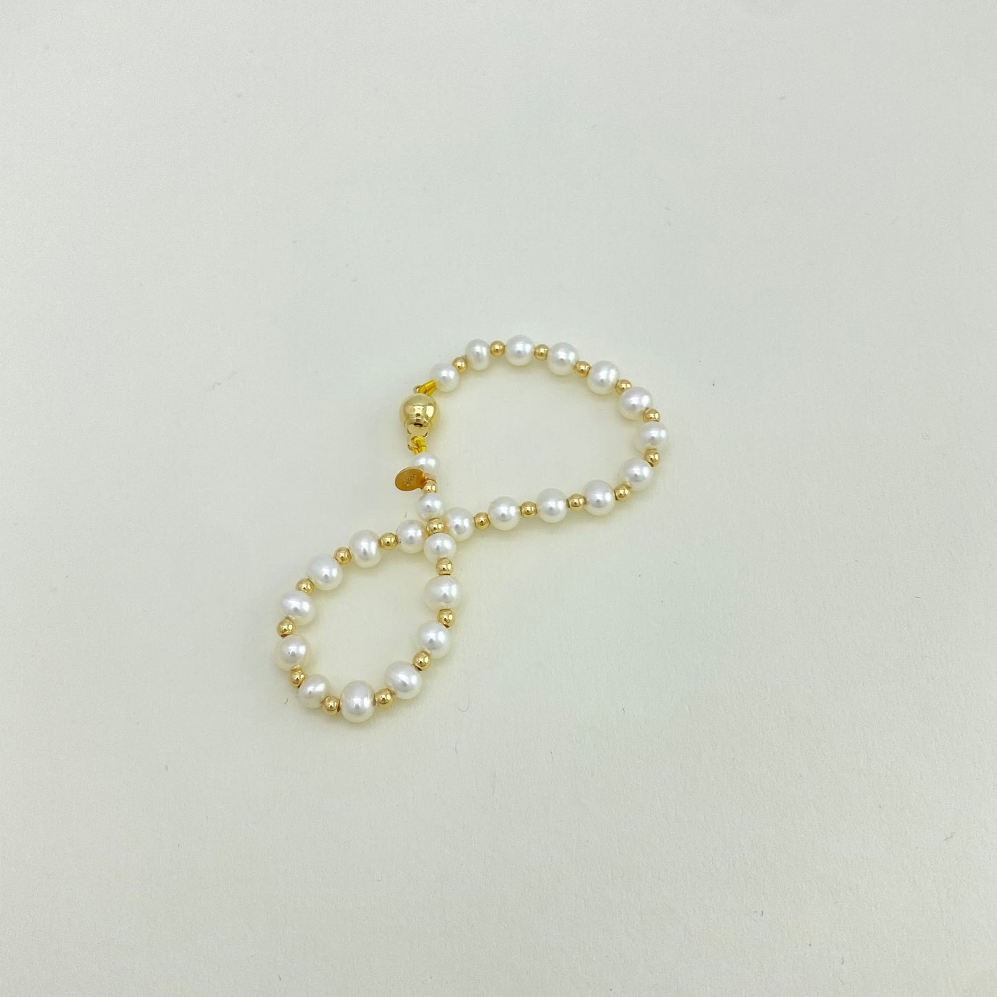 Pearl Bracelet w. Gold Beads